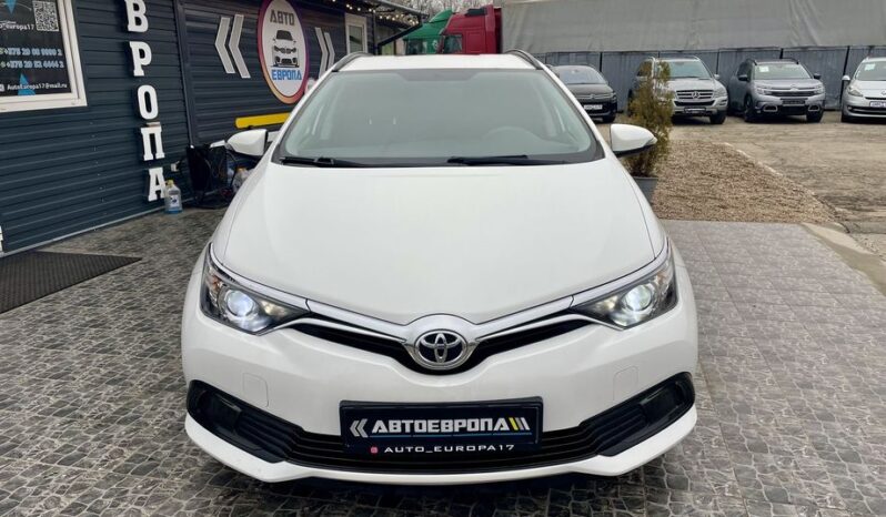 Toyota Auris full